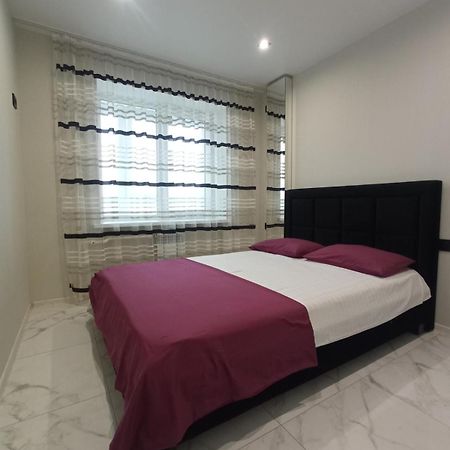 Vip Апартаменты. Центр, Проспект Мира 35 Kryvy Rih Extérieur photo
